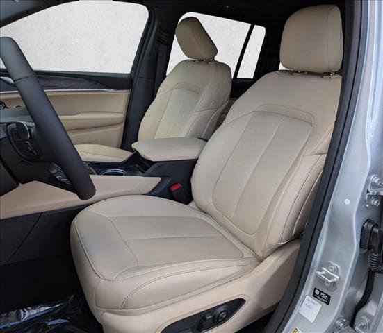 Used 2025 Jeep Grand Cherokee Limited w/ Black Appearance Package AWD/4WD image 17