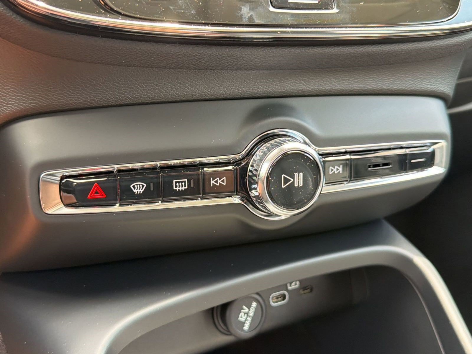 New 2026 Volvo XC40 B4 Core w/ Protection Package FWD image 17