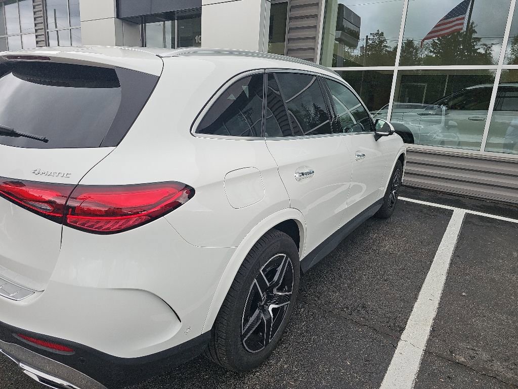 Used 2025 Mercedes-Benz GLC 300 4MATIC image 4