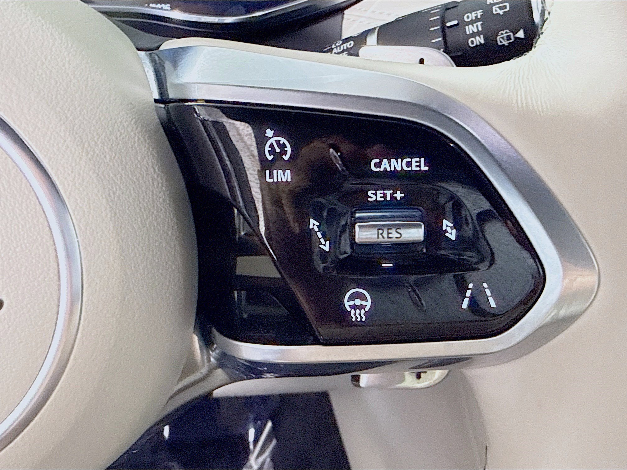 Used 2024 Jaguar F-PACE R-Dynamic S image 15