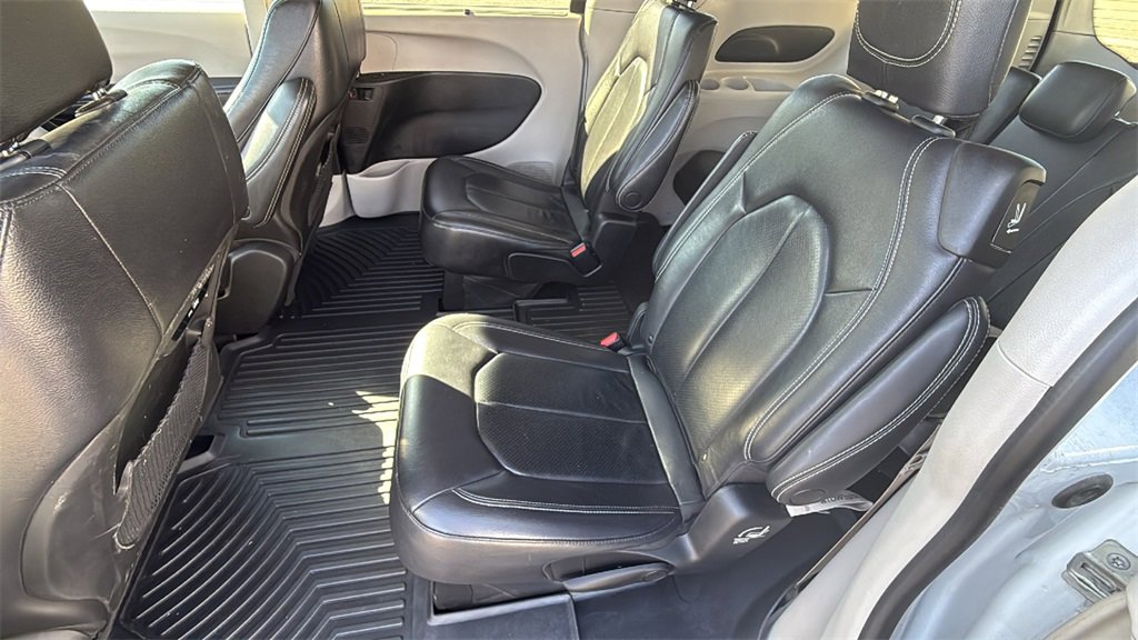 Used 2022 Chrysler Pacifica Touring-L image 13