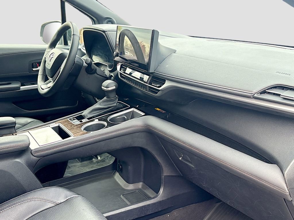 Used 2025 Toyota Sienna Limited image 32