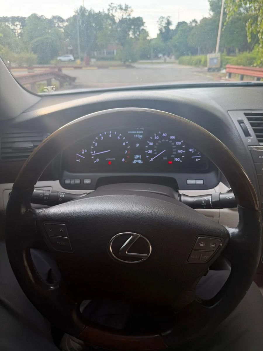Used 2010 Lexus LS 460 RWD image 7