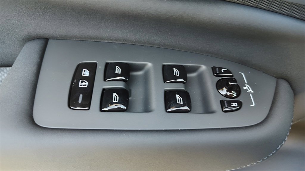 New 2025 Volvo XC90 T8 Core w/ Climate Package image 10