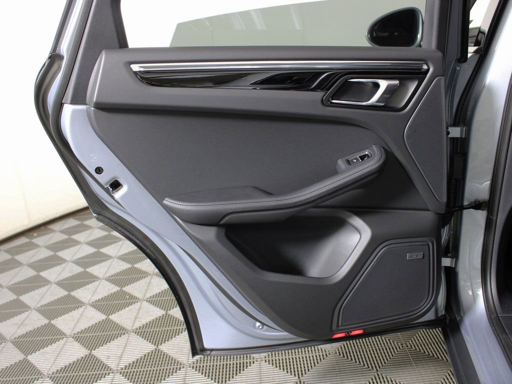 Certified 2026 Porsche Macan AWD/4WD image 32