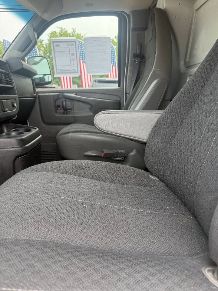 Used 2024 GMC Savana 2500 w/ Driver Convenience Package RWD image 5