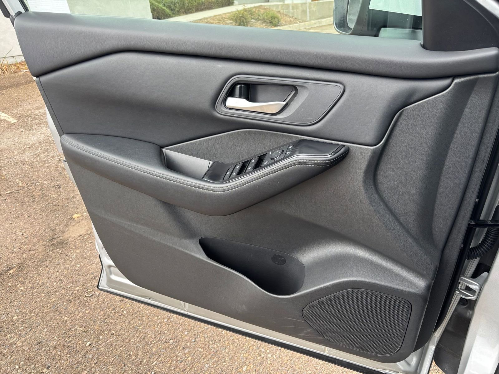 Used 2025 Nissan Rogue SV FWD image 18