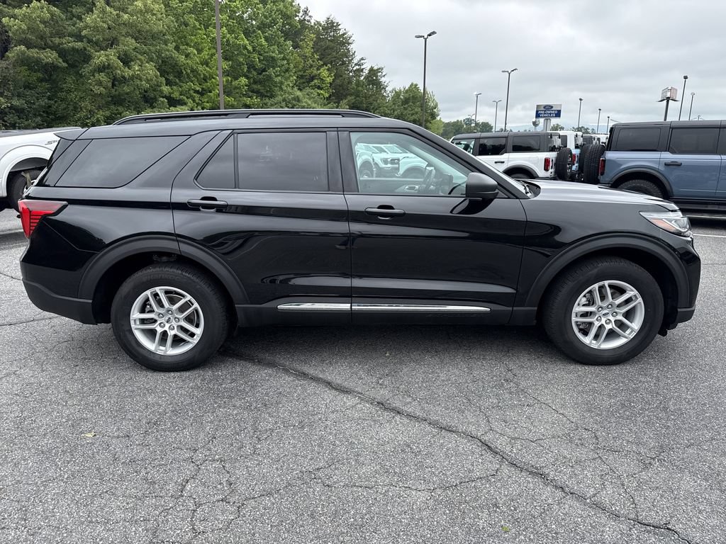 Used 2025 Ford Explorer Active AWD/4WD image 8