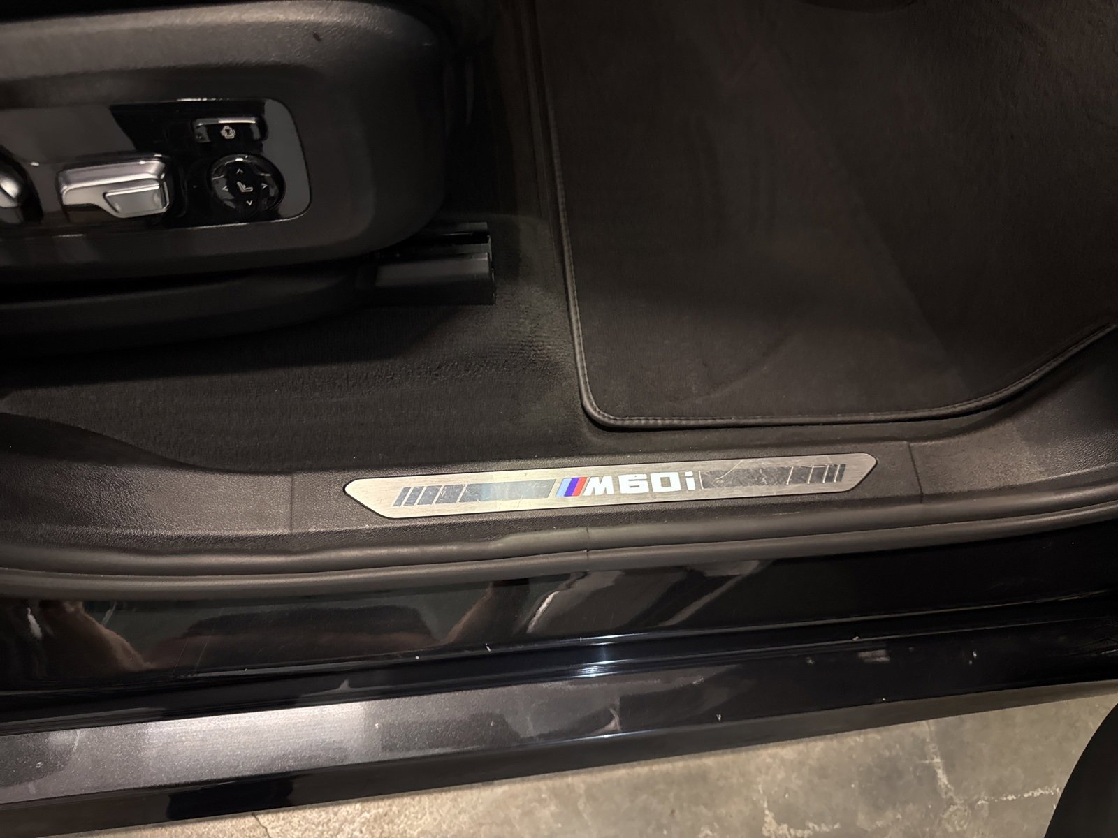 Used 2023 BMW X7 M60i w/ Executive Package image 38