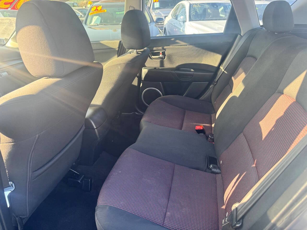 Used 2005 MAZDA MAZDA3 s w/ Moonroof & 6-CD Pkg image 7