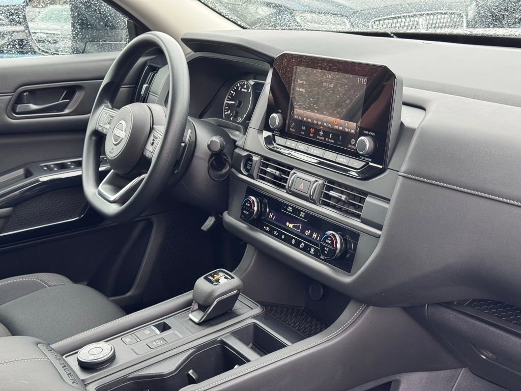 Used 2025 Nissan Pathfinder S image 26