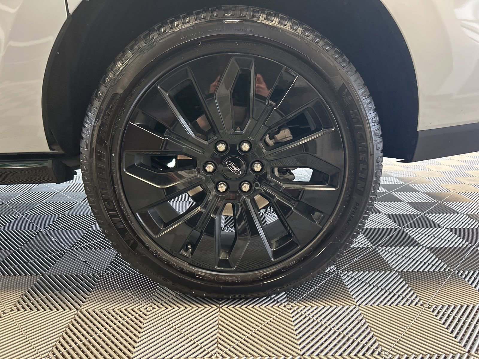 Used 2025 Ford Expedition Max Platinum w/ Stealth Appearance Package image 9