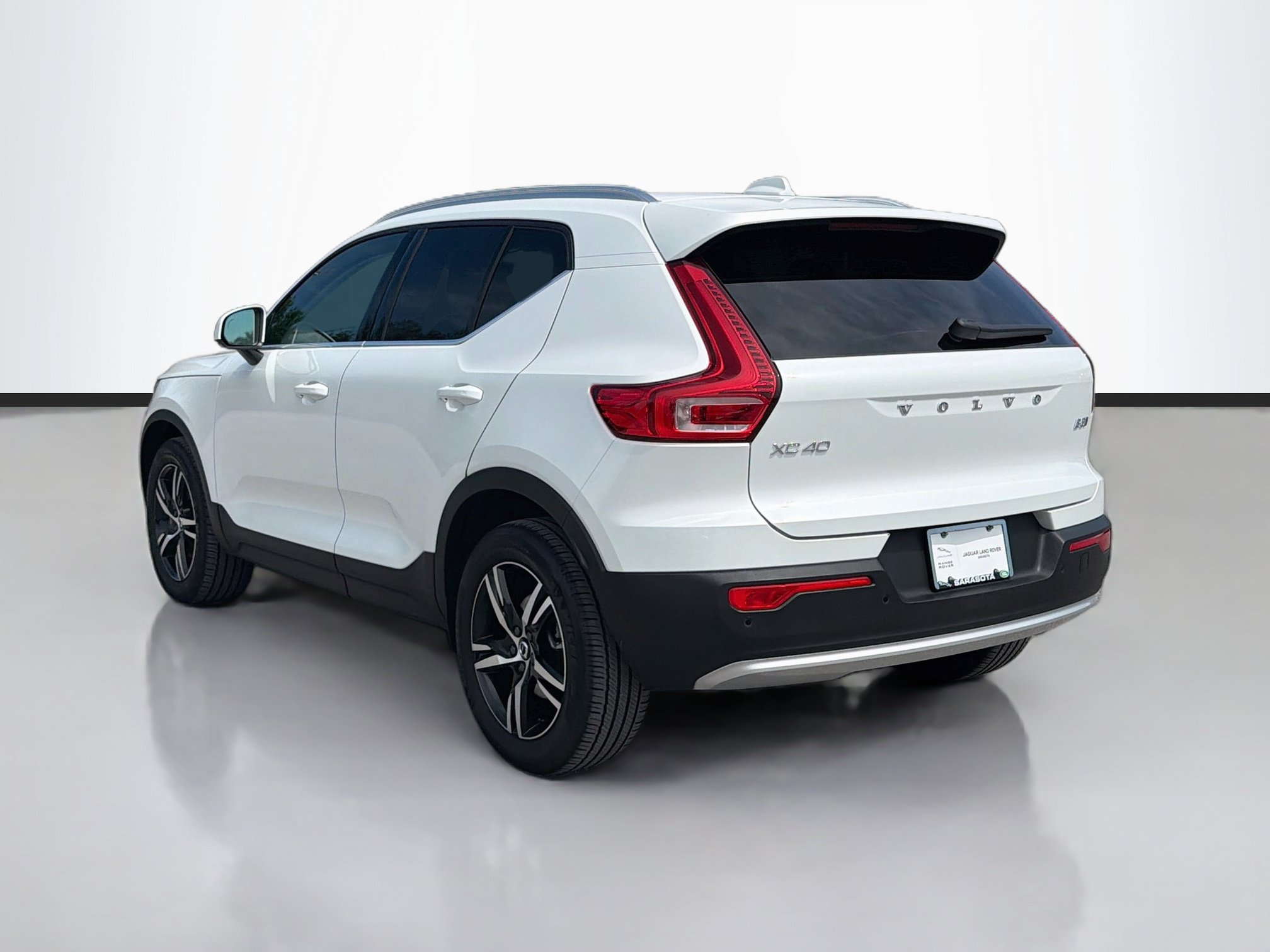Used 2025 Volvo XC40 B5 Core AWD/4WD image 3