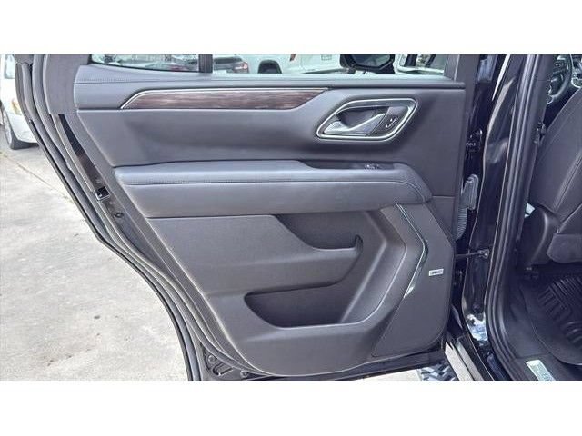 Used 2024 Chevrolet Tahoe Z71 w/ Luxury Package AWD/4WD image 19