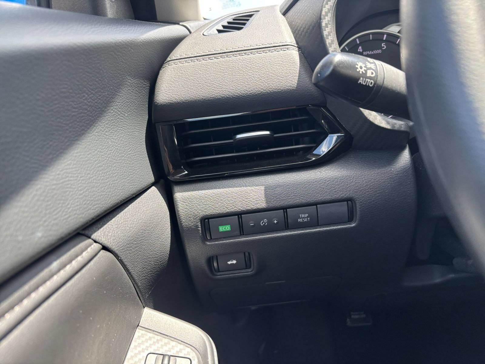 Used 2025 Nissan Sentra SV FWD image 32