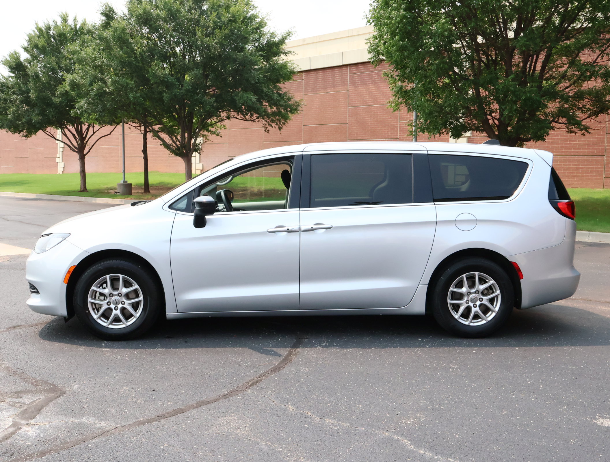 Used 2024 Chrysler Voyager LX FWD image 30