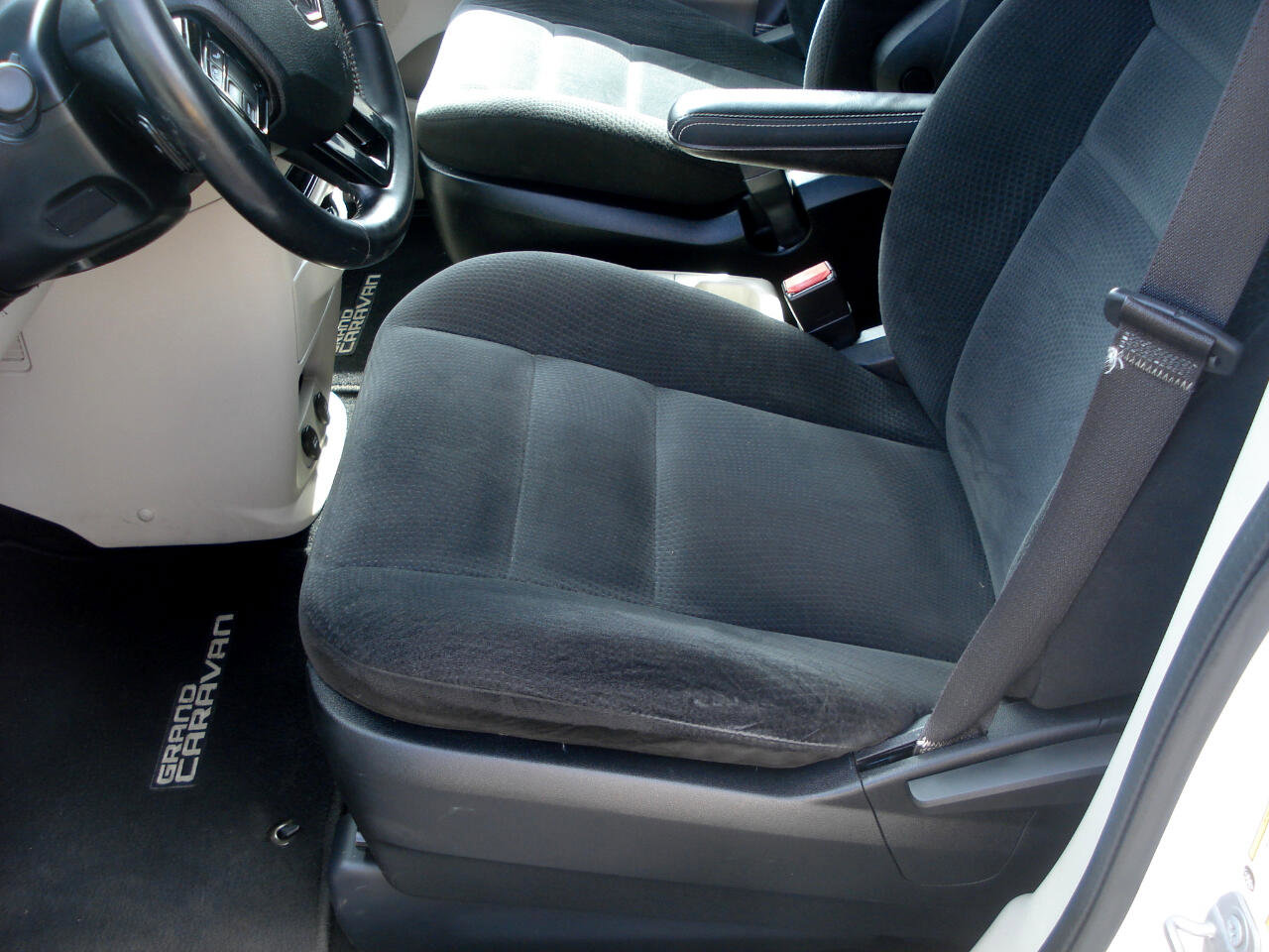 Used 2016 Dodge Grand Caravan SE image 12