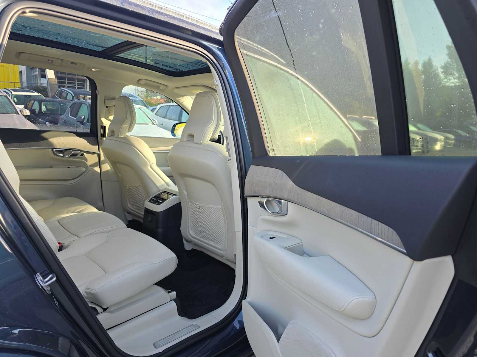 Certified 2024 Volvo XC90 T8 Plus w/ Protection Package Premier AWD/4WD image 14