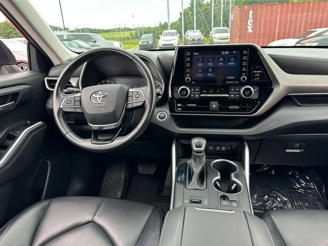 Used 2021 Toyota Highlander XLE FWD image 17