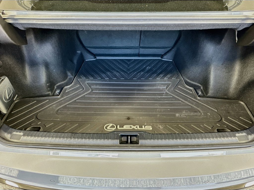 Used 2024 Lexus IS 500 RWD image 28