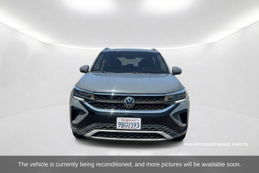 Used 2022 Volkswagen Taos SE FWD image 2