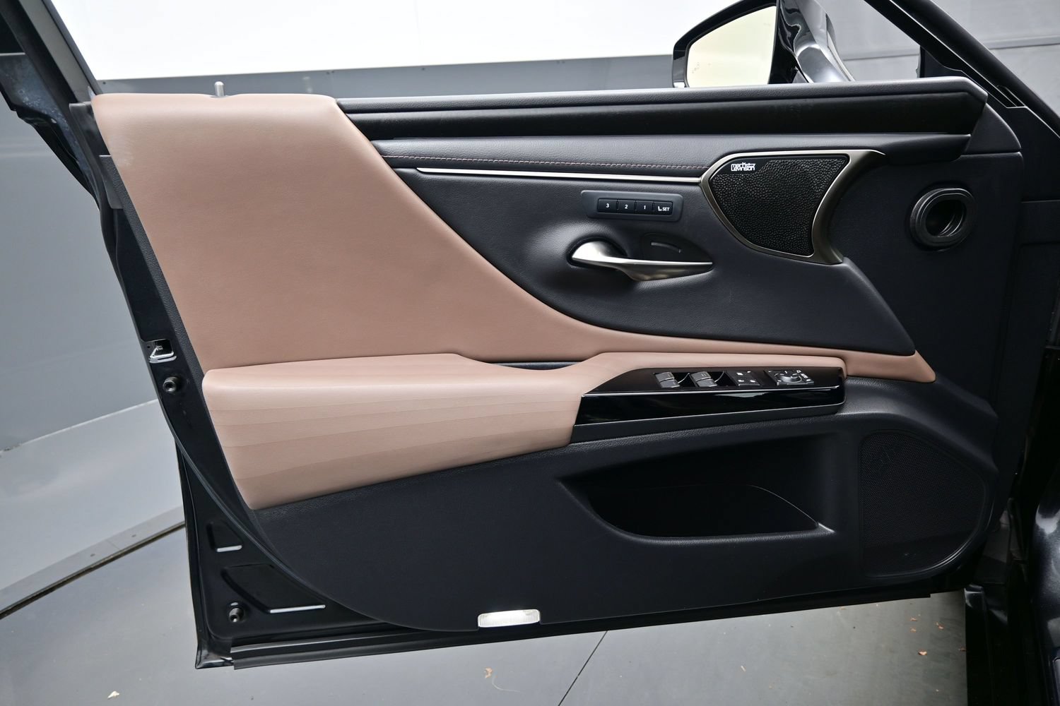 Used 2022 Lexus ES 300h w/ Luxury Package FWD image 12