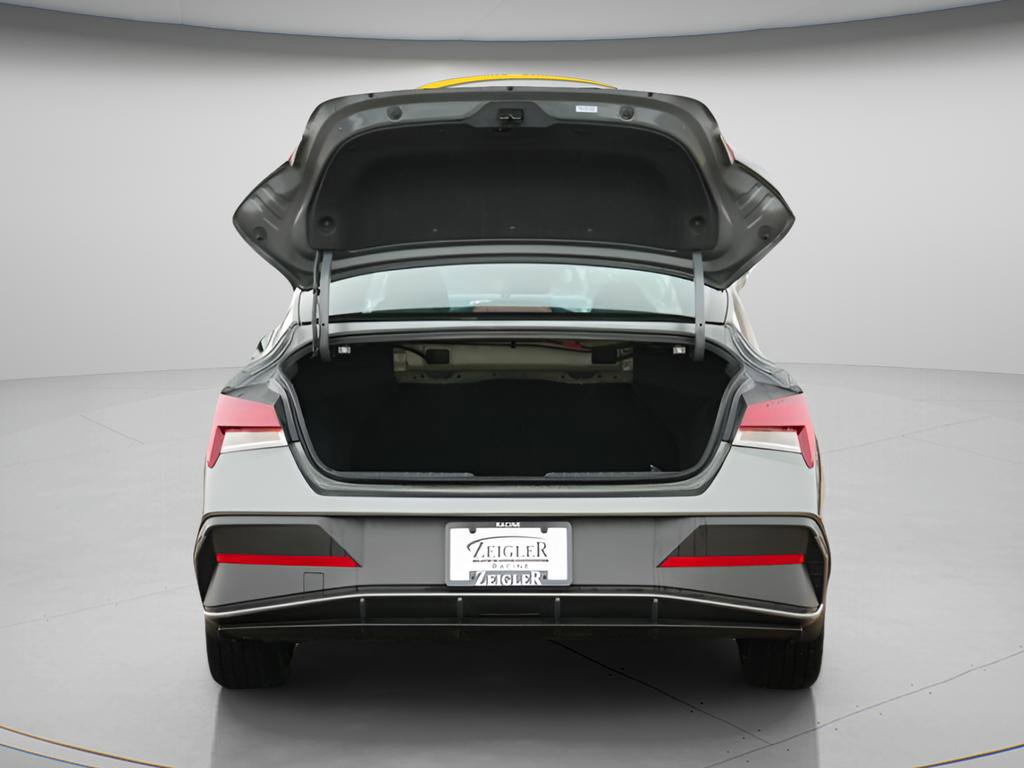 Certified 2025 Hyundai Elantra SEL FWD image 11