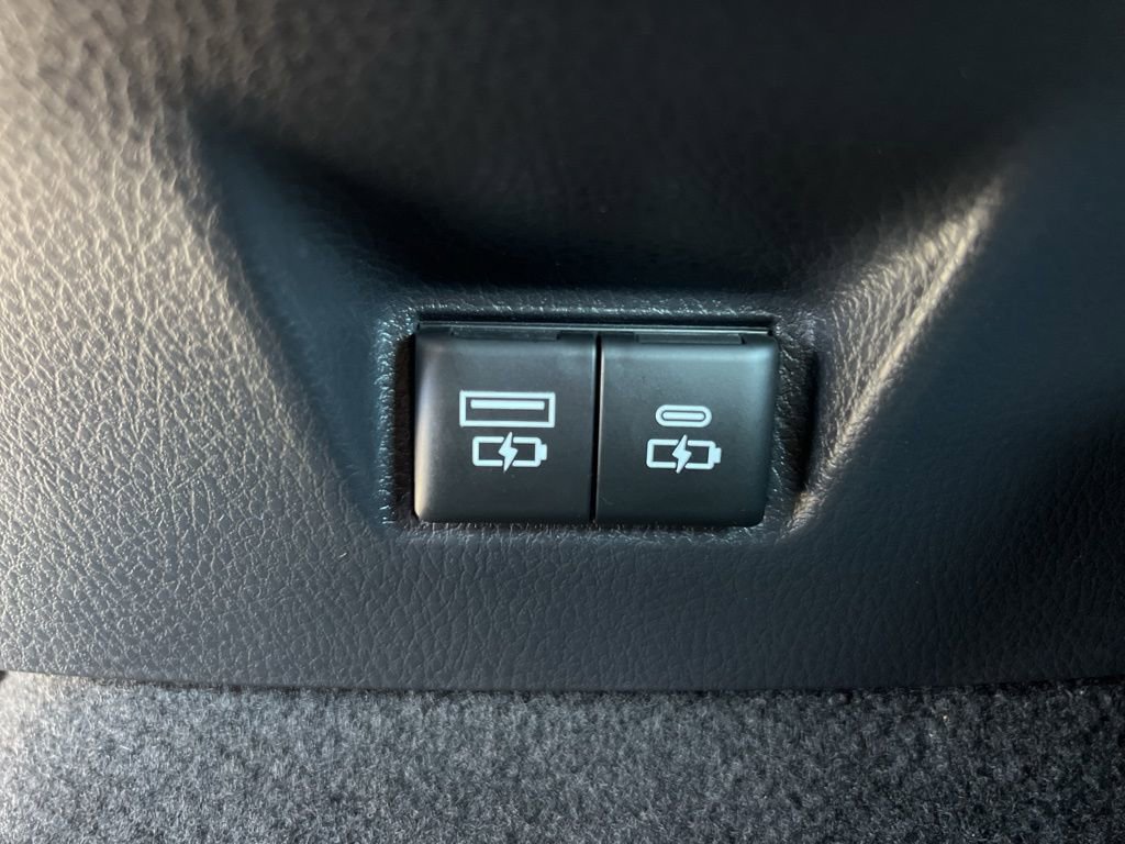 Used 2025 Toyota Camry SE image 19