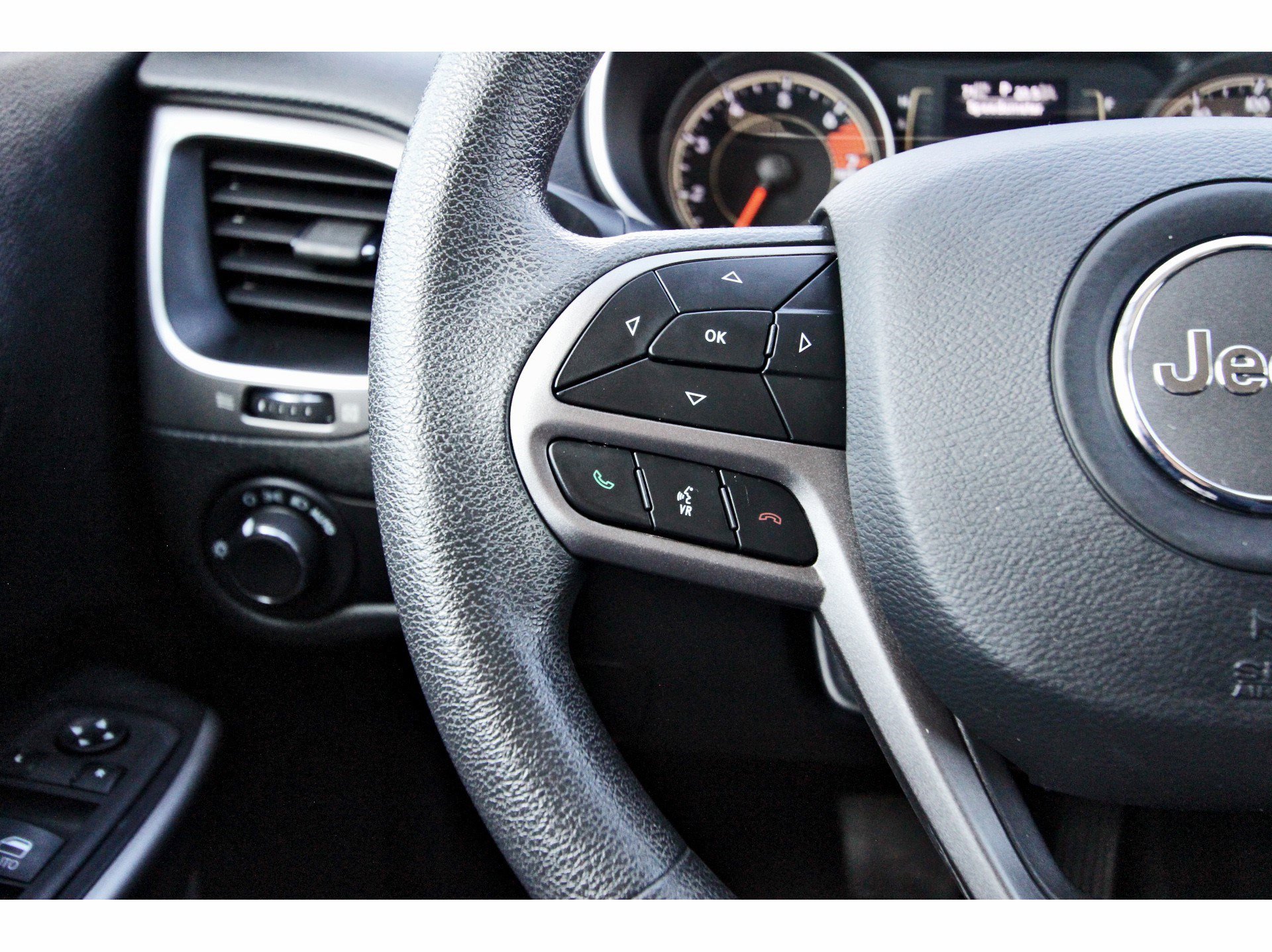 Used 2021 Jeep Cherokee Latitude FWD image 17