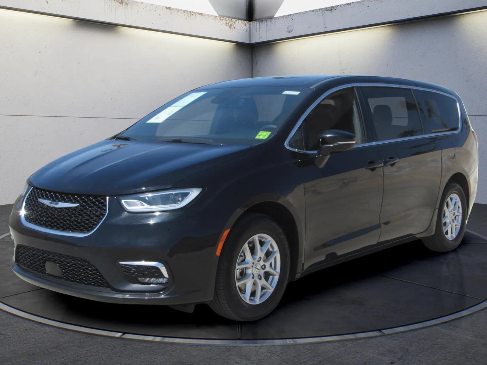 Used 2025 Chrysler Pacifica Select FWD image 1