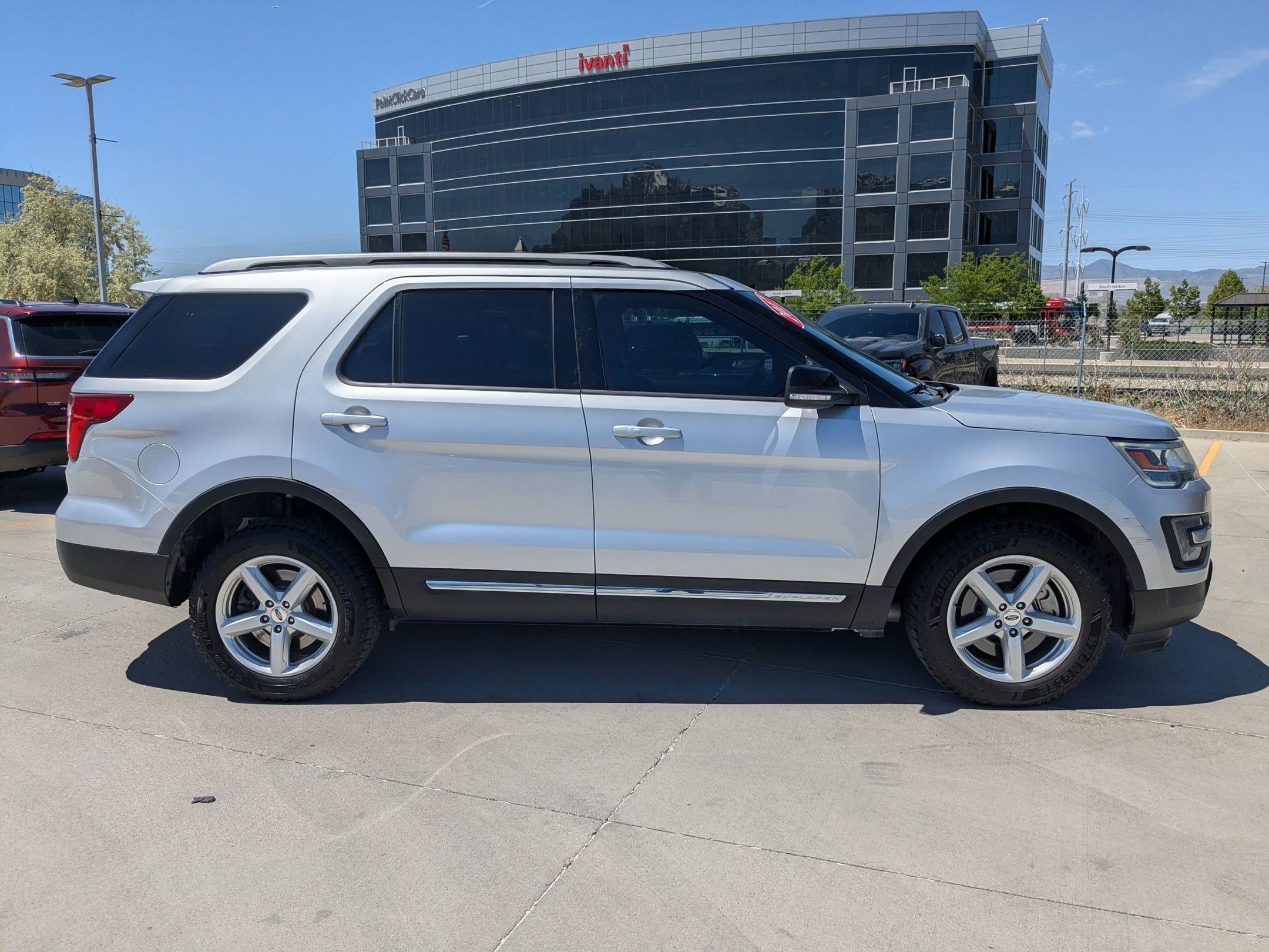 Used 2017 Ford Explorer XLT w/ Equipment Group 201A AWD/4WD image 6