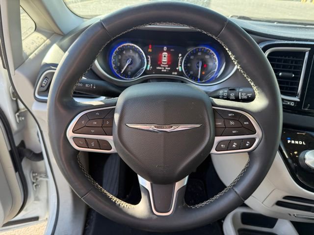 Used 2022 Chrysler Pacifica Touring-L image 11