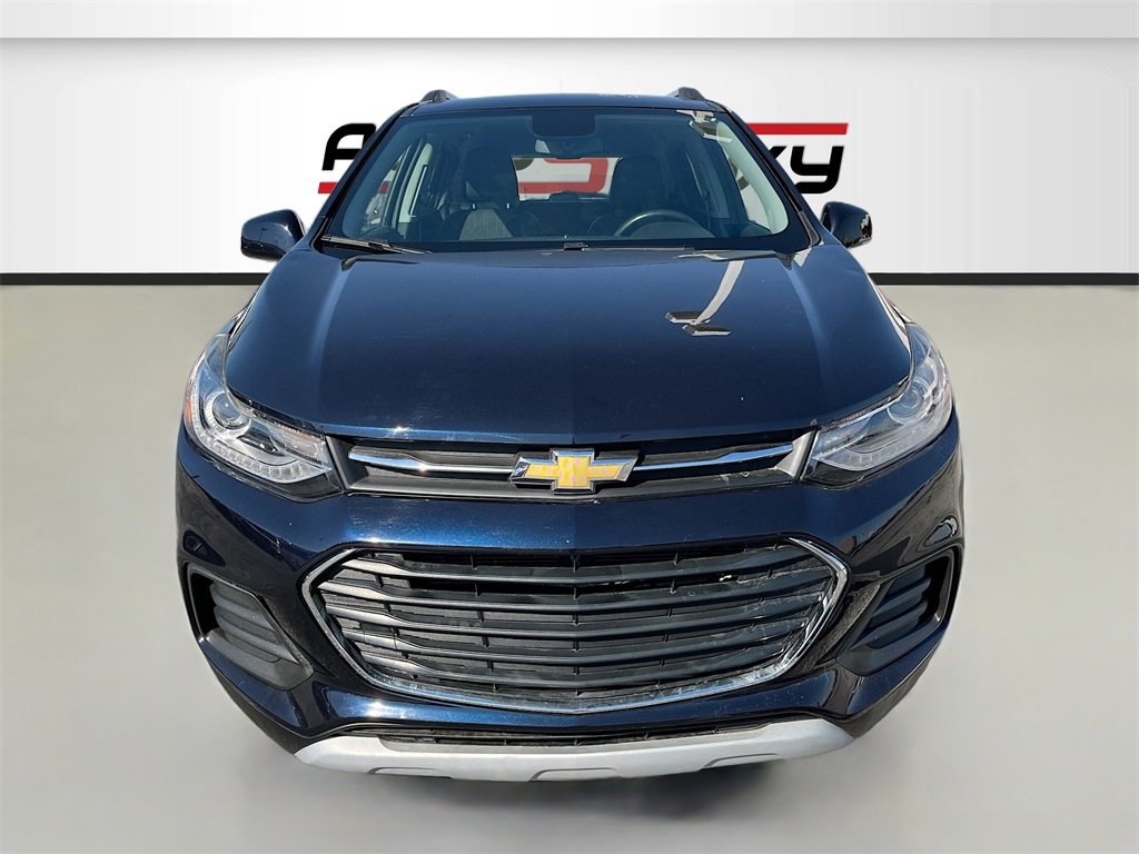 Used 2022 Chevrolet Trax LT w/ LT Convenience Package image 2