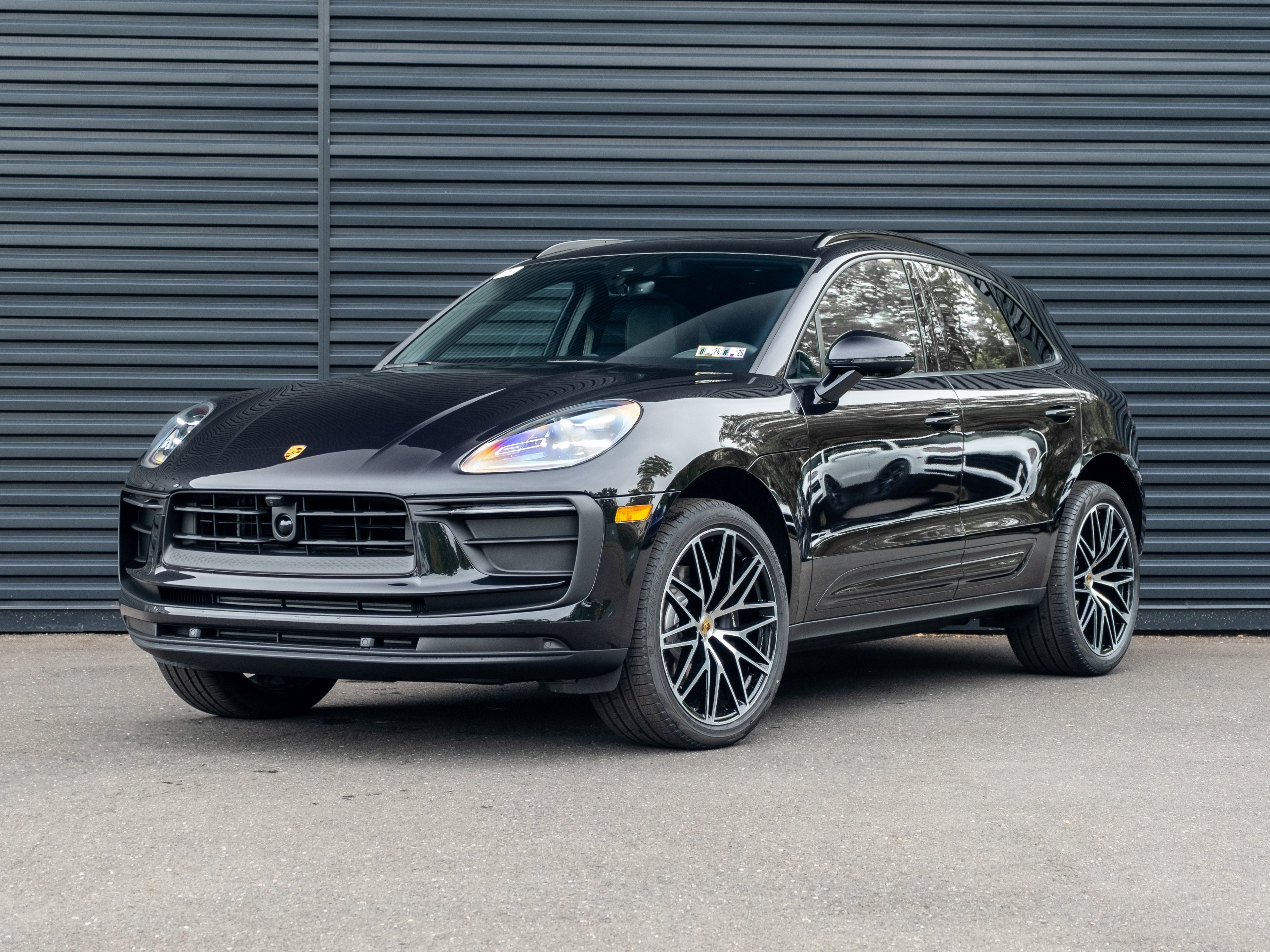 Certified 2025 Porsche Macan image 1