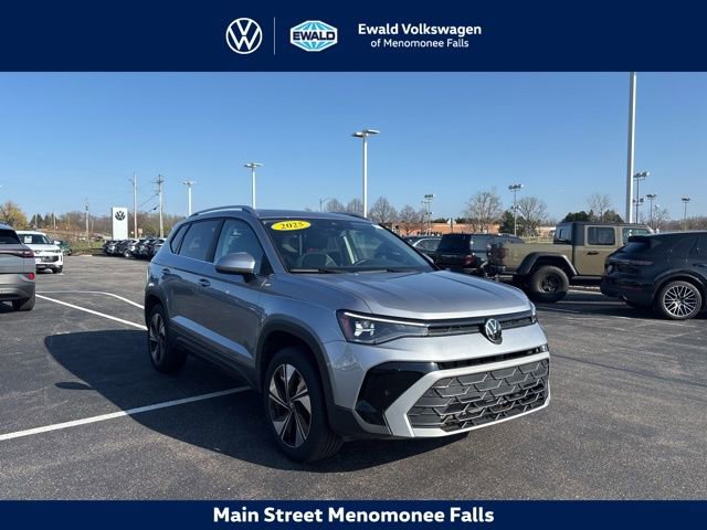 Used 2025 Volkswagen Taos SE w/ Panoramic Sunroof Package