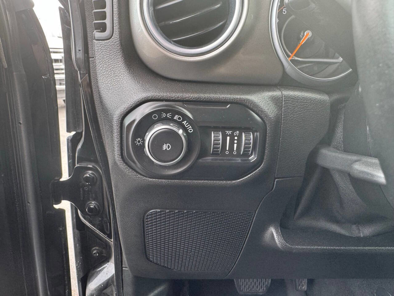 Used 2018 Jeep Wrangler Unlimited Sahara w/ Uconnect 4C Nav & Sound Group image 14