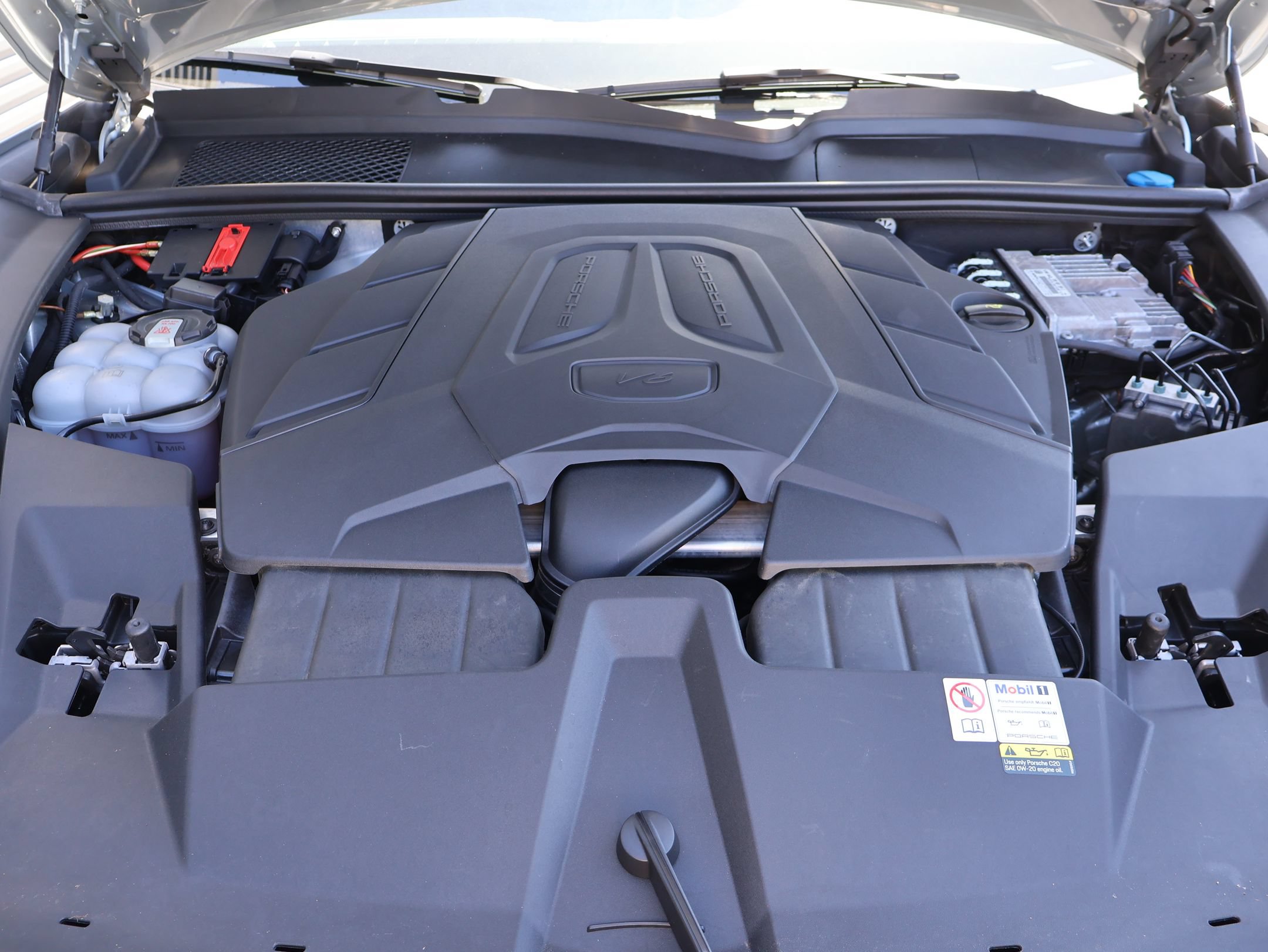 Certified 2024 Porsche Cayenne AWD/4WD image 34