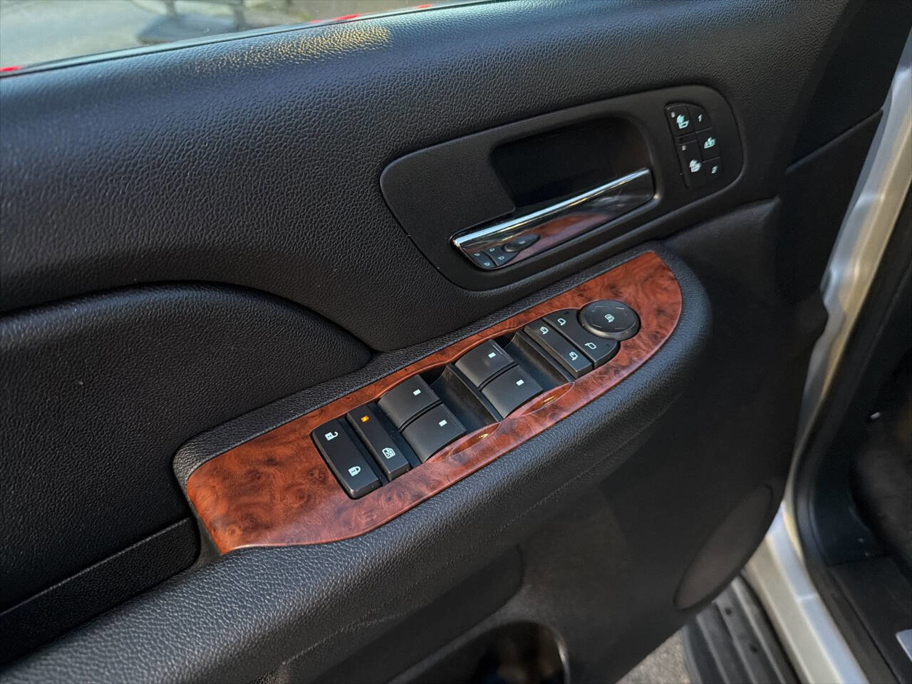 Used 2013 Chevrolet Suburban LTZ image 37