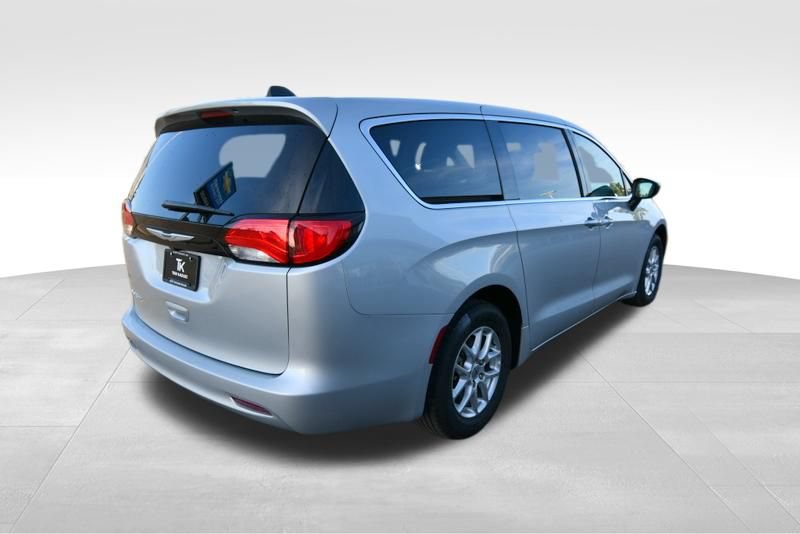 Used 2024 Chrysler Voyager LX FWD image 7