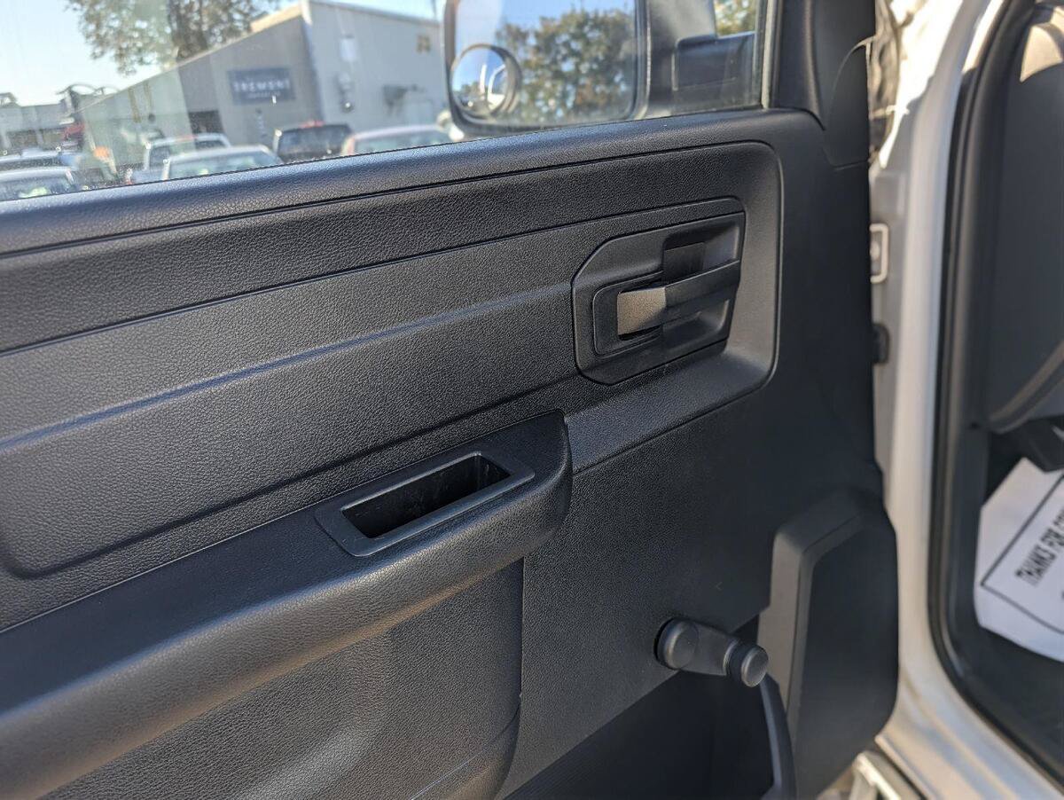 Used 2017 RAM 1500 Tradesman w/ Chrome Appearance Group RWD image 32