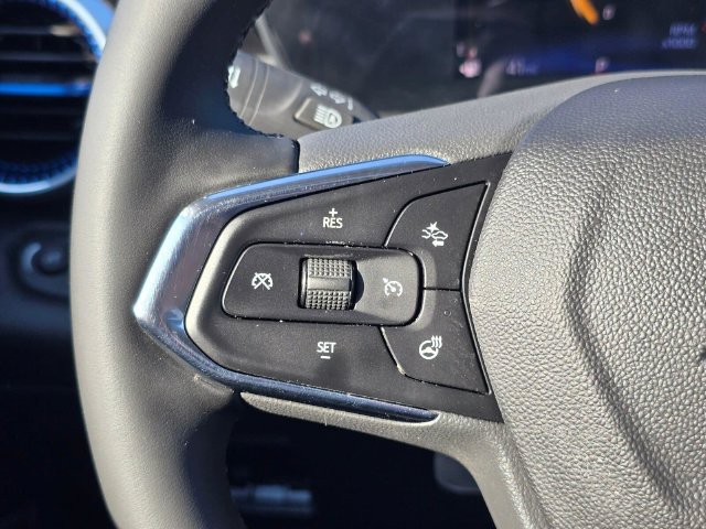 Used 2024 Chevrolet Trax LT w/ Sunroof Package FWD image 32