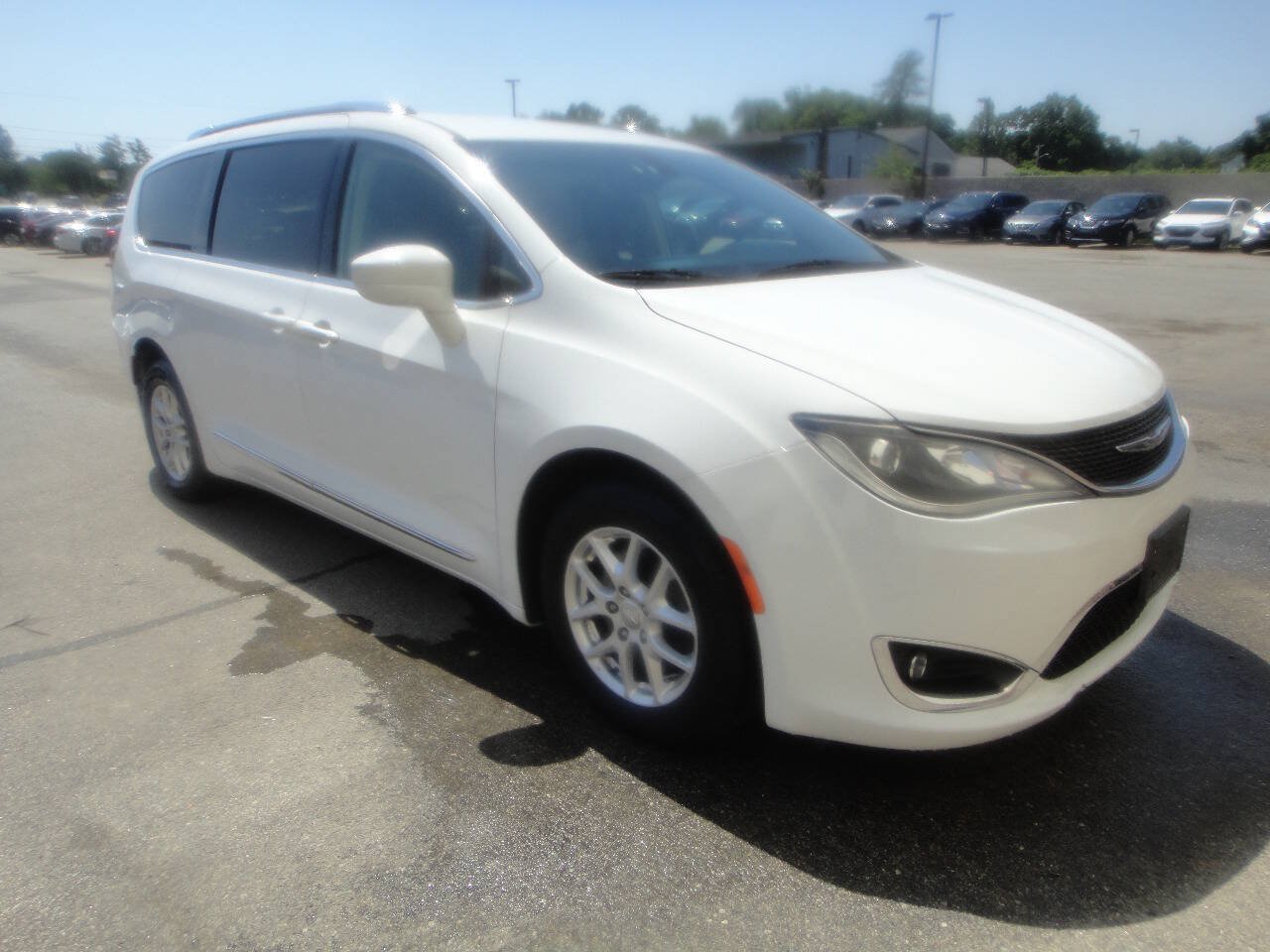 Used 2020 Chrysler Pacifica Touring-L FWD image 3