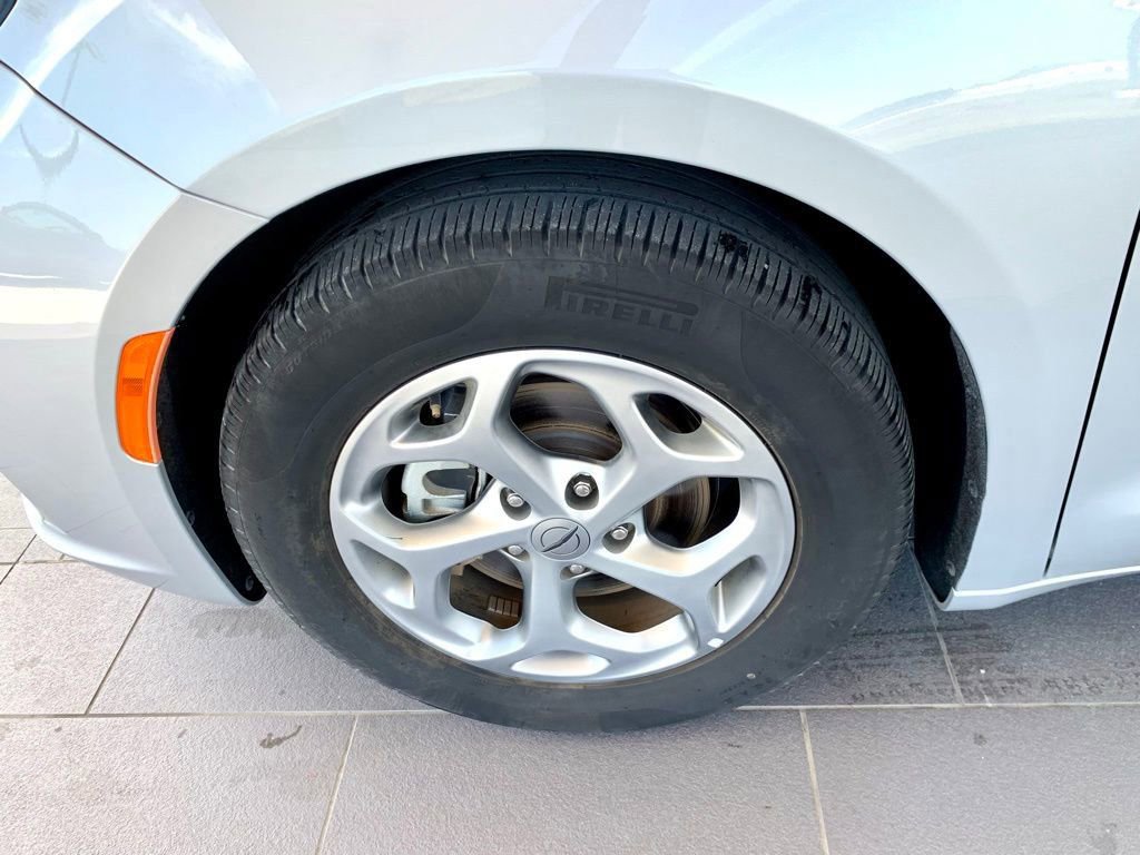 Used 2024 Chrysler Pacifica Limited image 9