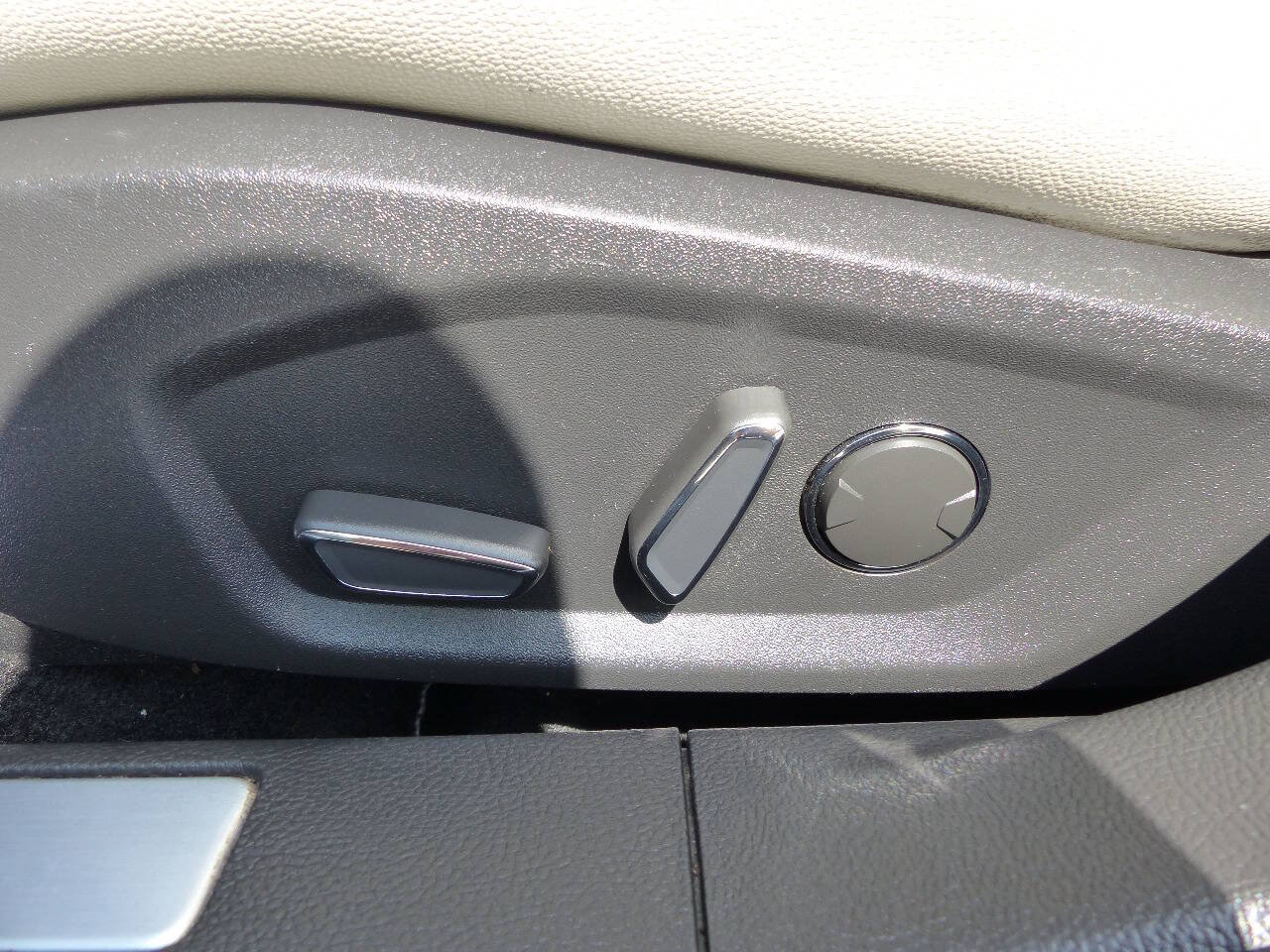 Used 2016 Ford Fusion Titanium FWD image 23