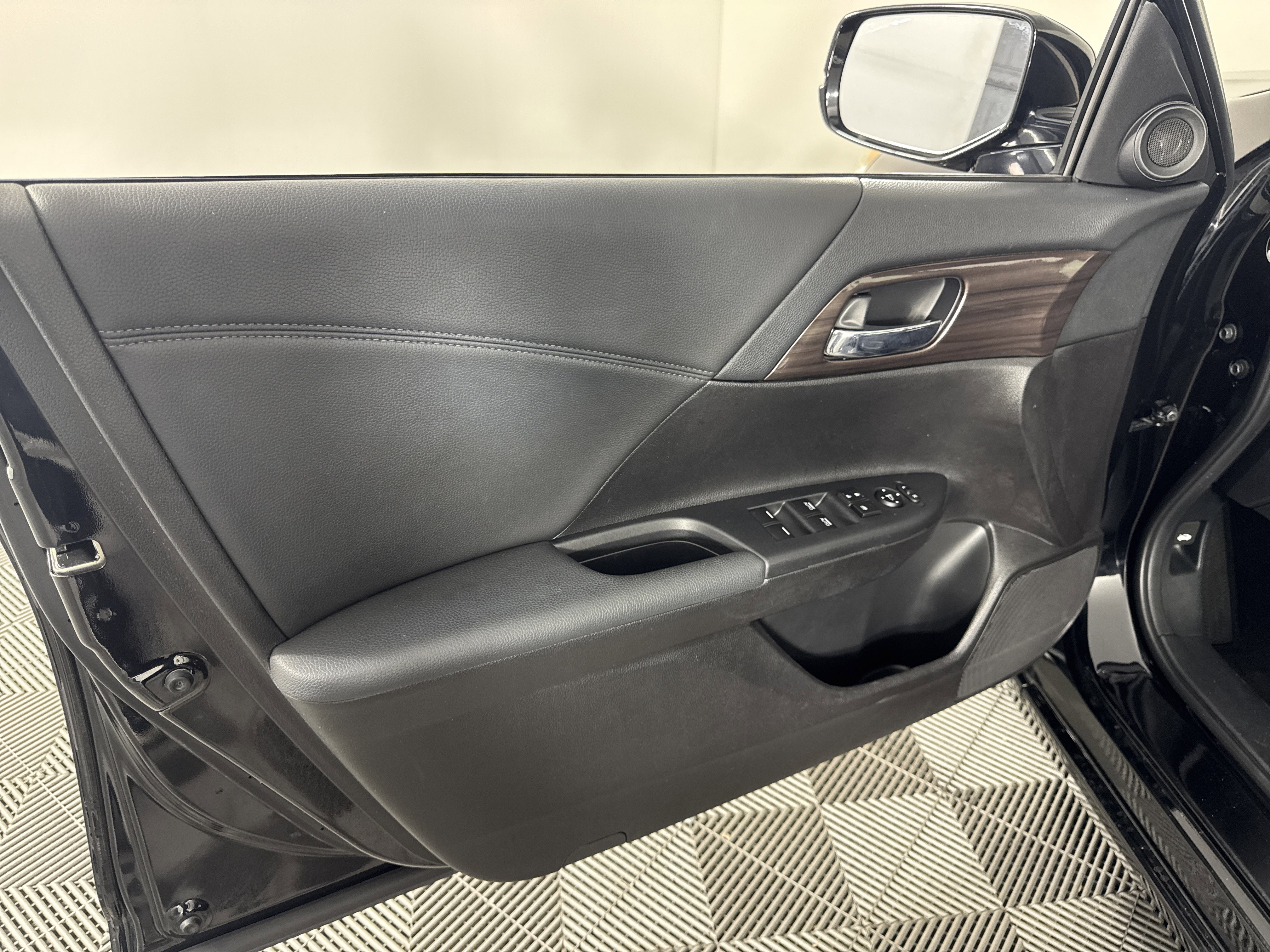 Used 2017 Honda Accord EX image 13