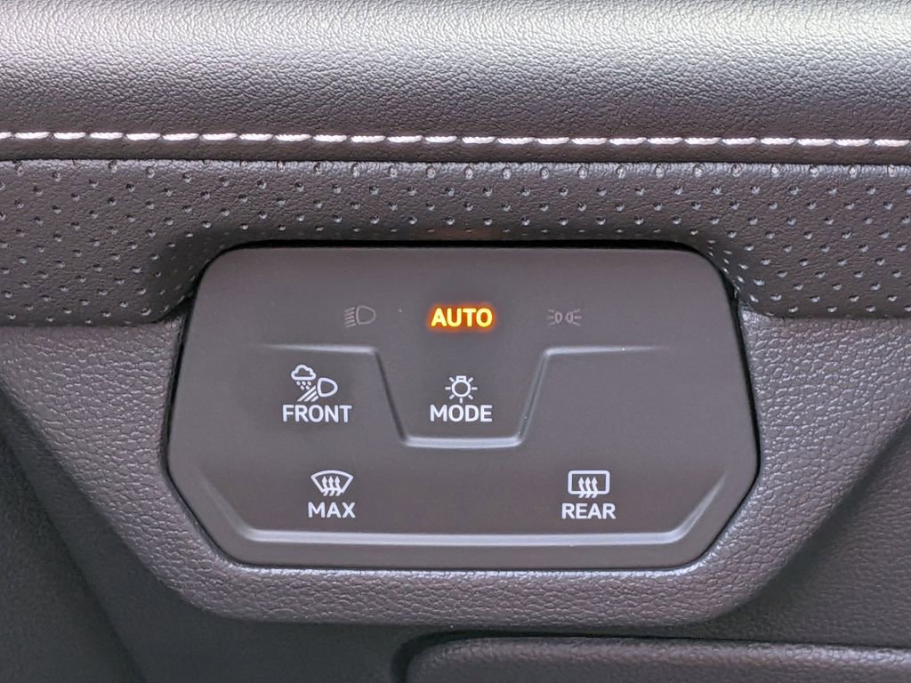 Used 2025 Volkswagen Atlas SE image 28