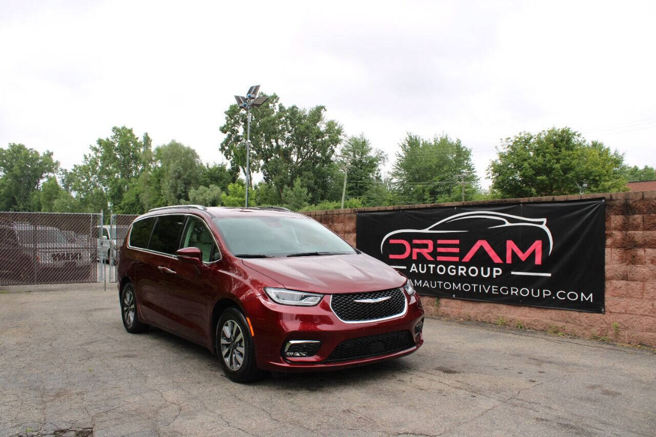 Used 2021 Chrysler Pacifica Touring-L FWD image 4