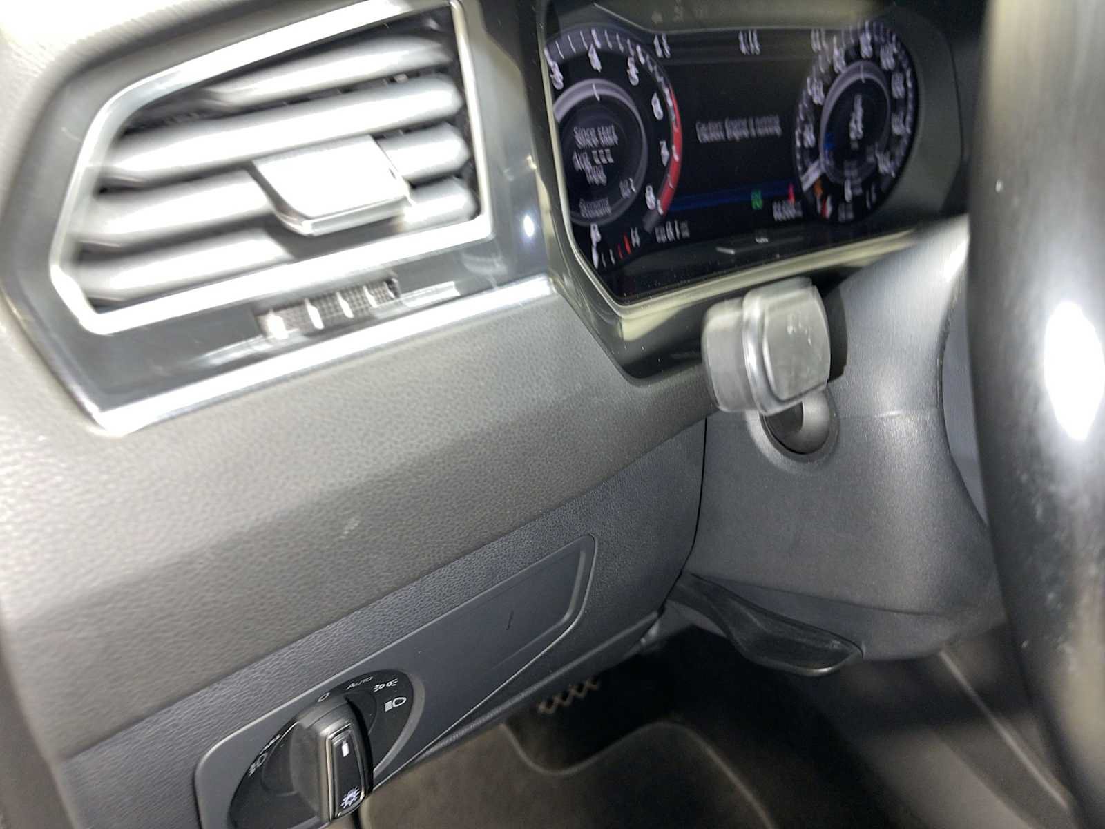 Used 2019 Volkswagen Tiguan SEL AWD/4WD image 24