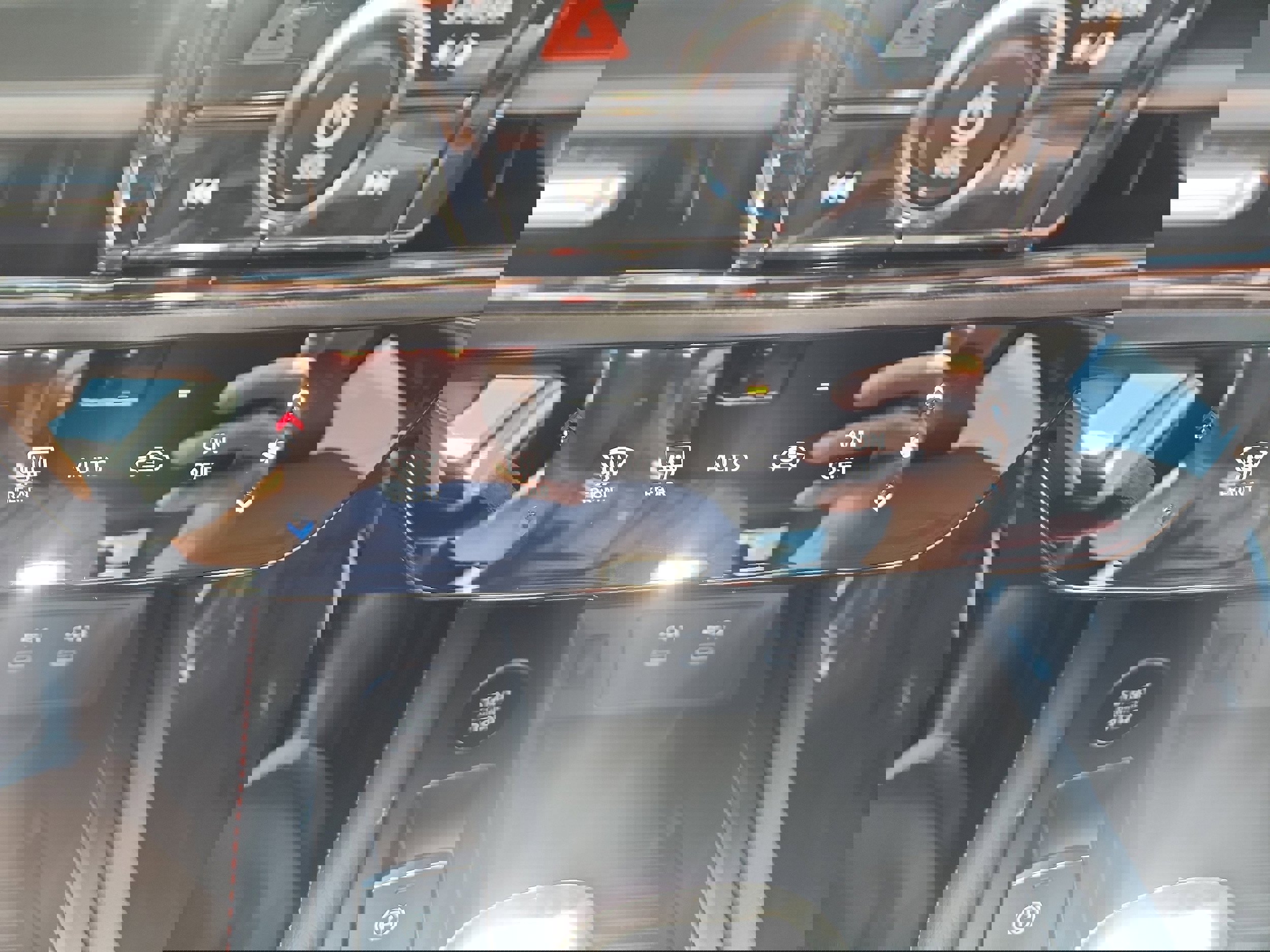 New 2025 Nissan Kicks SR image 14