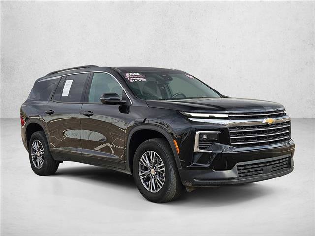 Used 2025 Chevrolet Traverse LT image 3